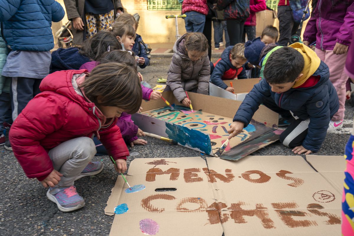 Dos años entre Hugo y María: dos niños muertos por atropello al salir del colegio marcan la protesta contra los coches