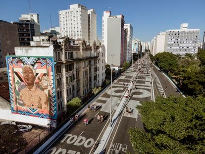 Vista aérea del paso elevado Minhocão, convertido en los últimos tiempos en una gran galería de murales. El de la izquierda es el homenaje a Nelson Mandela que firman Diego Mouro y Criola. 