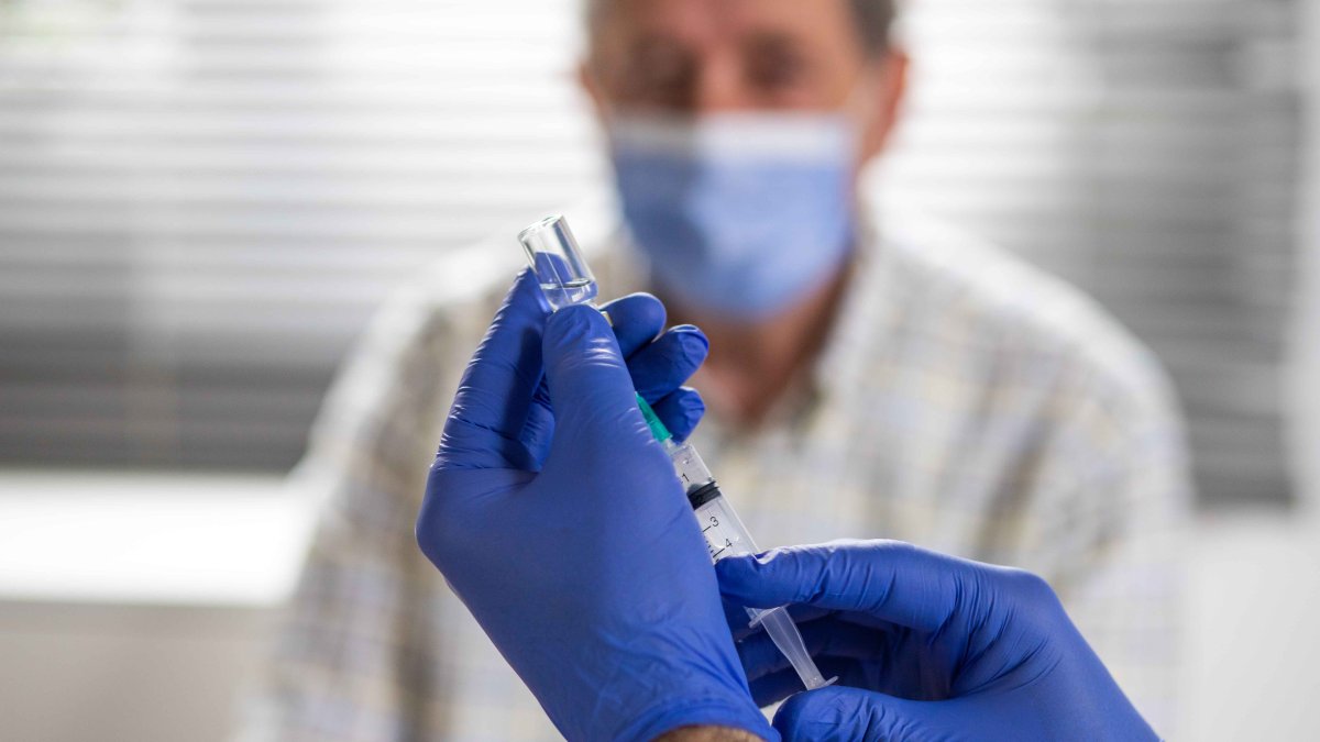 CDC: la vacuna protege más que los anticuerpos generados tras una infección de COVID-19
