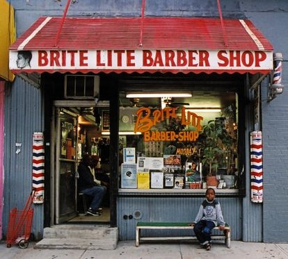 La Brite Lite Barber Shop era, como todas las barberías de Harlem, un auténtico centro social. Cerró sus puertas en 2012. Estaba en la calle Malcolm X. 