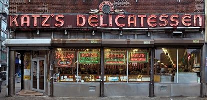 El restaurante de pastrami Katz’s Delicatessen, famoso por la escena del orgasmo fingido de Meg Ryan en Cuando Harry encontró a Sally, también llamó la atención de James y Karla Murray.