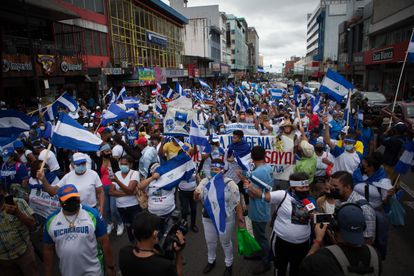 Nicaragüenses exiliados en Costa Rica protestan este domingo contra las elecciones presidenciales en su país.