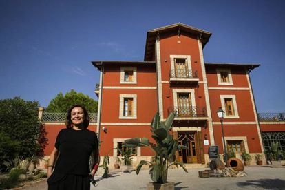 La escritora Clara Sánchez, frente a un hotel en Dénia que fue antiguamente residencia de un jerarca nazi, en una imagen de hace cinco años.