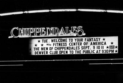 Los espectáculos de los Chippendales se hicieron habituales en las grandes ciudades de todo Estados Unidos durante los ochenta tras comenzar tímidamente en Los Ángeles. En la imagen, un cartel en un local de Denver anuncia su actuación en septiembre de 1986.