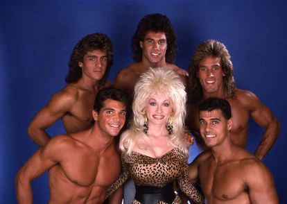 La estrella del country Dolly Parton y algunos de los bailarines de los Chippendales en 1987.
