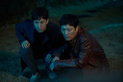 Lee Sun-kyun (izquierda) y Park Hee-soon, que interpreta al detective privado que ayuda al protagonista, en un instante de 'Dr. Brain'.