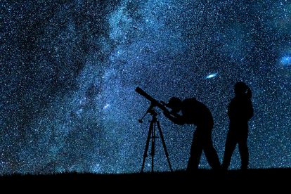 Manejar un telescopio requiere su aprendizaje: si la relación focal es 'corta' (menos de 6) el telescopio será luminoso, mejor para objetos débiles (nebulosas, galaxias). Si es 'larga' (más de 8) dará buen contraste para objetos de Sistema Solar (Luna, planetas). Una relación focal entre 5 y 10 es buena para casi todo.