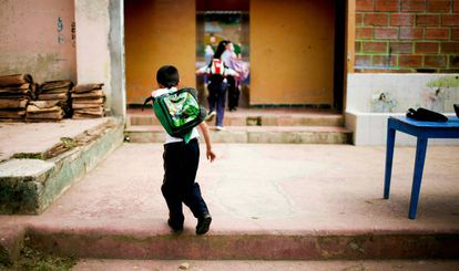 Un estudiante se apresura a entrar a clase en una escuela rural de San Jose, Colombia.  