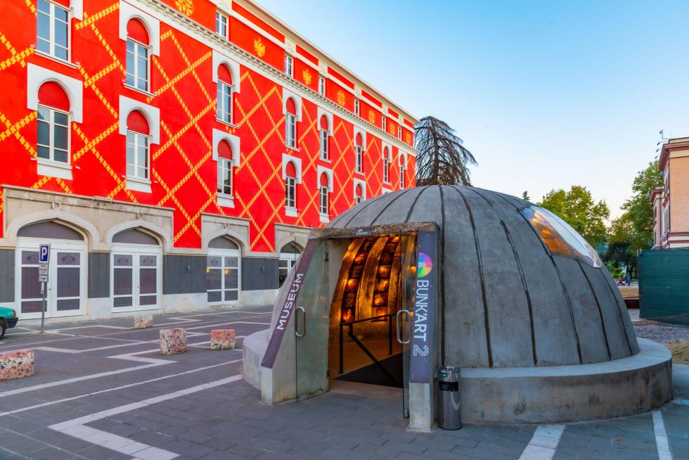 Entrada a Bunk’Art 2, un búnker reconvertido en espacio para el arte en el centro de Tirana.