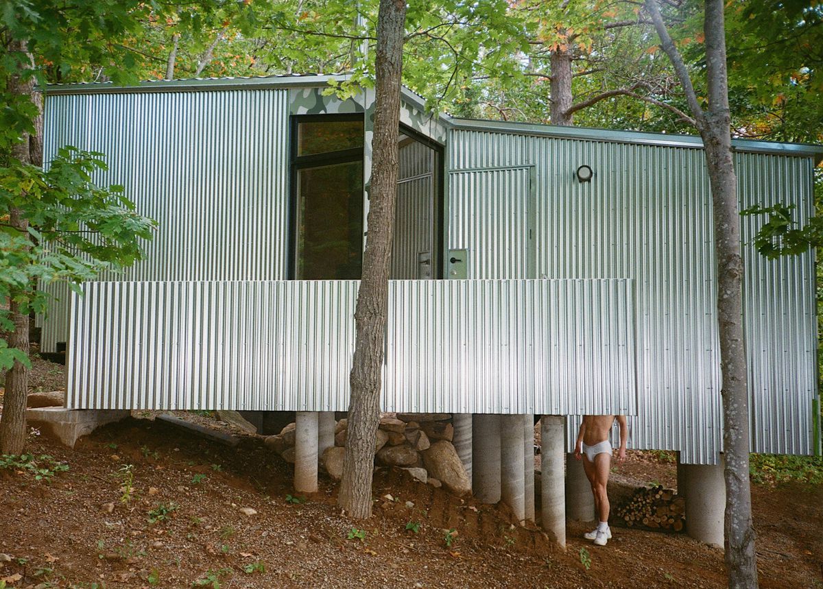 La casa del poliamor: esta cabaña canadiense fue diseñada para una relación entre tres hombres