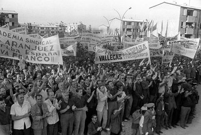 Los vecinos de los nuevos pisos de San Blas (donde se encuentra el barrio de Simancas) aclaman al caudillo Francisco Franco el 17 de julio de 1962, durante un discurso por la entrega de miles de viviendas sociales y de renta limitada.