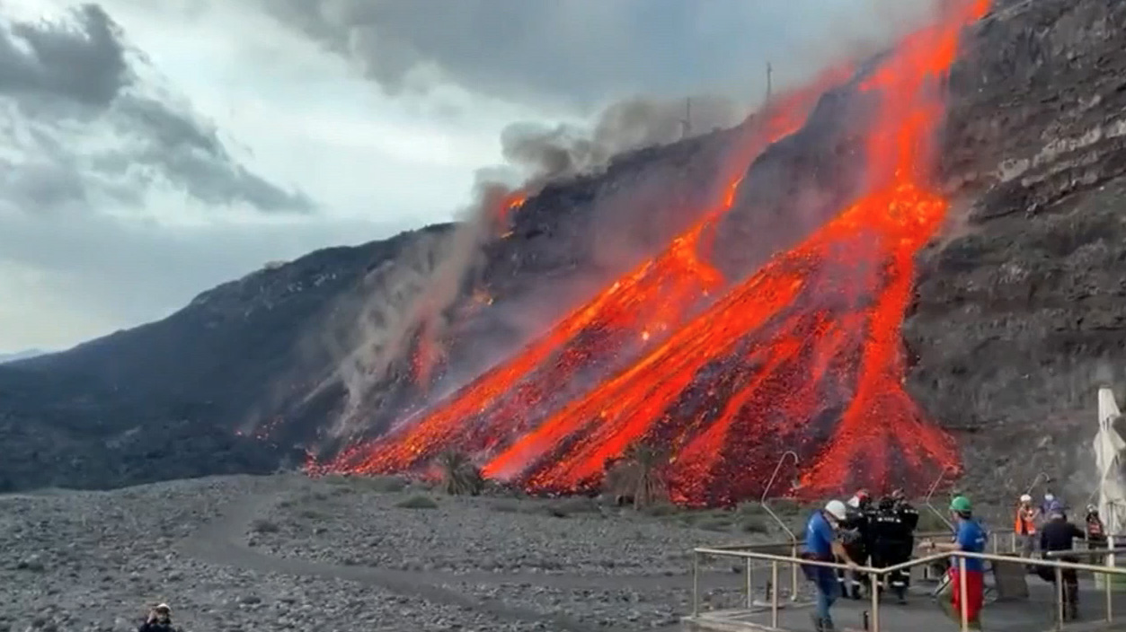 Video: la lava del volcán en La Palma se traga por completo una turística playa