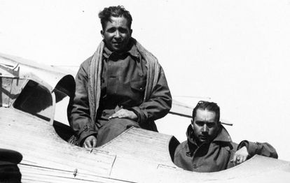 Los pilotos Francisco Iglesias Braña (a la derecha) e Ignacio Jiménez Martín a su llegada a Salvador de Bahía (Brasil).