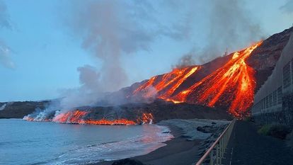 La lava asalta la playa de Los Guirres, en La Palma