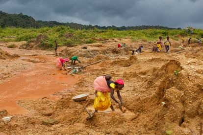 El Gobierno de Camerún prohíbe el trabajo infantil en las minas y los responsables pueden ser castigados con penas de prisión de entre 15 y 20 años y multas de hasta 20.000 dólares. En la práctica, no existen condenas.