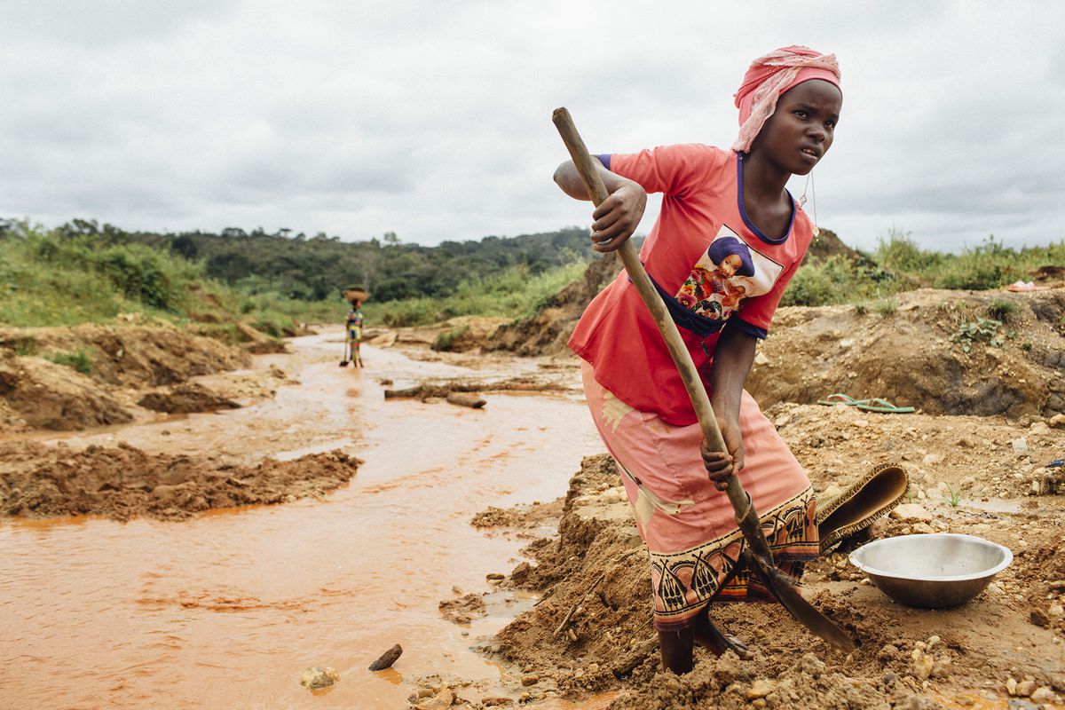 Amina, de 13 años, trabaja en una mina ilegal de oro de Camerún