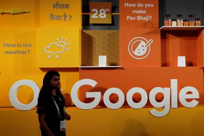 Una mujer pasa ante un expositor de Google en un evento en Nueva Deli, India, el 28 de agosto. 