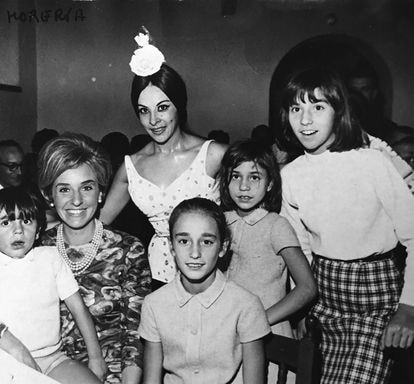 En 1967, en El Corral de la Morería con Lucero Tena. De izquierda a derecha, Gervasio, Bimba Mañé, Lucero Tena, Mercedes, Dolores y Carmen.