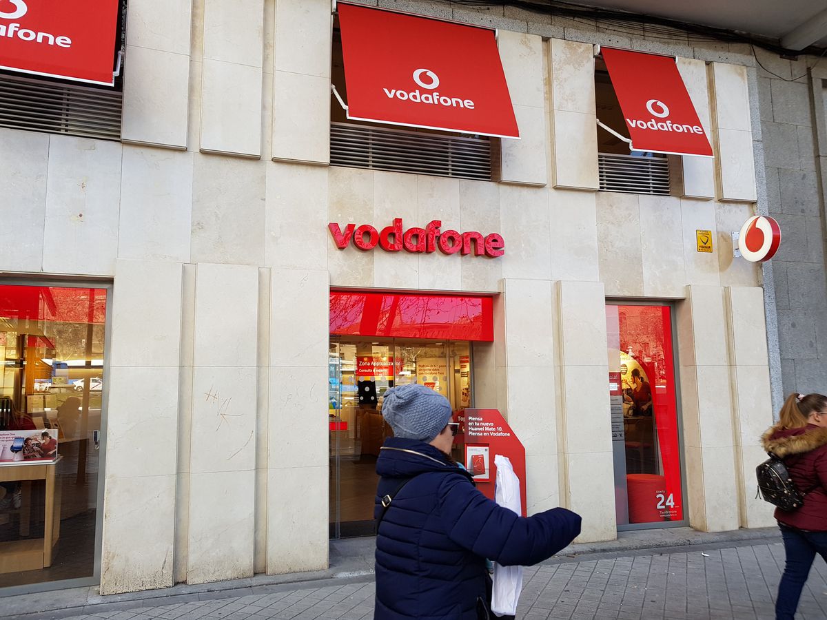Vodafone sortea la caída de ingresos gracias a la venta de móviles