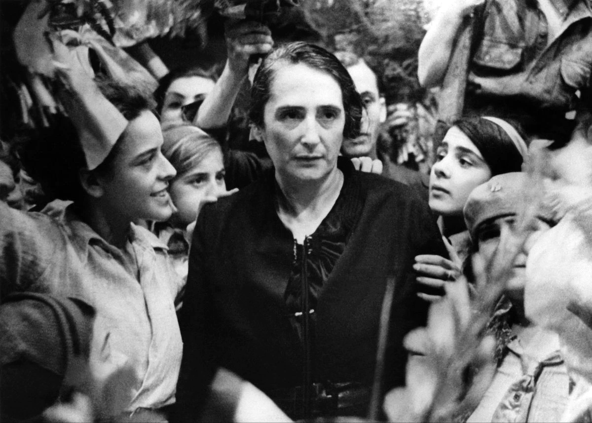 Pasionaria fue la primera mujer que dirigió un partido en España. Esta es la historia de un mito del comunismo