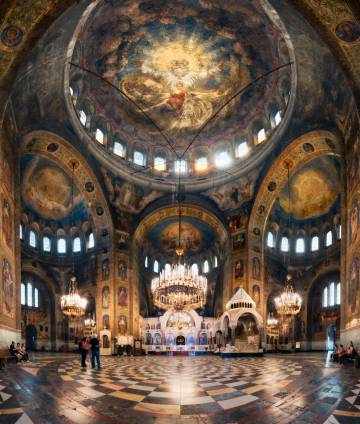 El interior de la catedral Alexander Nevski, en Sofía.