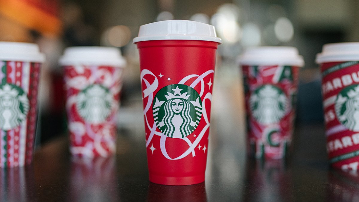 Cómo obtener tu vaso reutilizable navideño de Starbucks este 2021 de manera gratuita