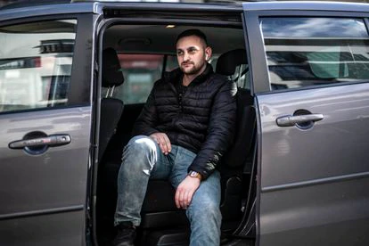 Uladzislau Prapushniak, en el vehículo que emplea como conductor de Uber, este sábado en Varsovia. 