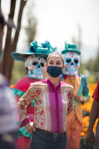 Sheinbaum, durante una visita a los viveros de Xochimilco, con cultivadores de la flor de cempasúchil, en vísperas del Día de Muertos.