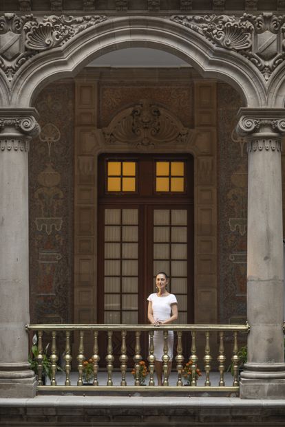 Sheinbaum posa en uno de los patios interiores del Ayuntamiento de la capital mexicana. 