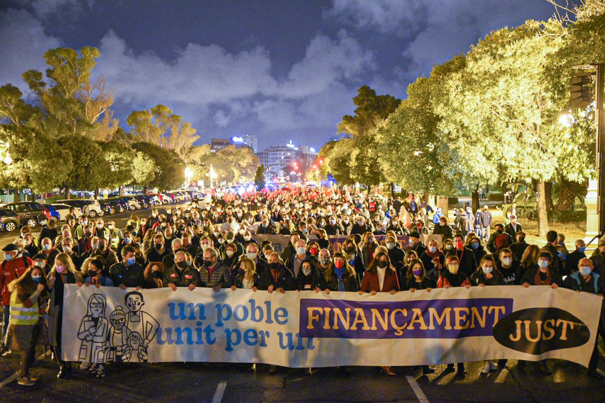 Miles de valencianos claman por una “financiación justa” en tres manifestaciones unitarias