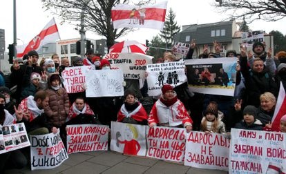 Concentración ante la Embajada de Bielorrusia en Varsovia, este domingo. 