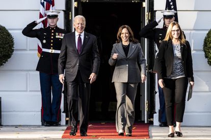 El presidente Joe Biden, junto a la vicepresidenta Kamala Harris, poco antes del acto de la firma de la ley de infraestructuras.