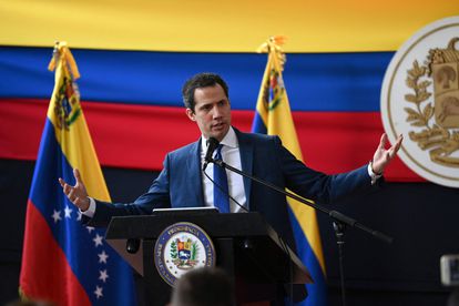 El líder opositor Juan Guaidó, este lunes en una rueda de prensa en Caracas.