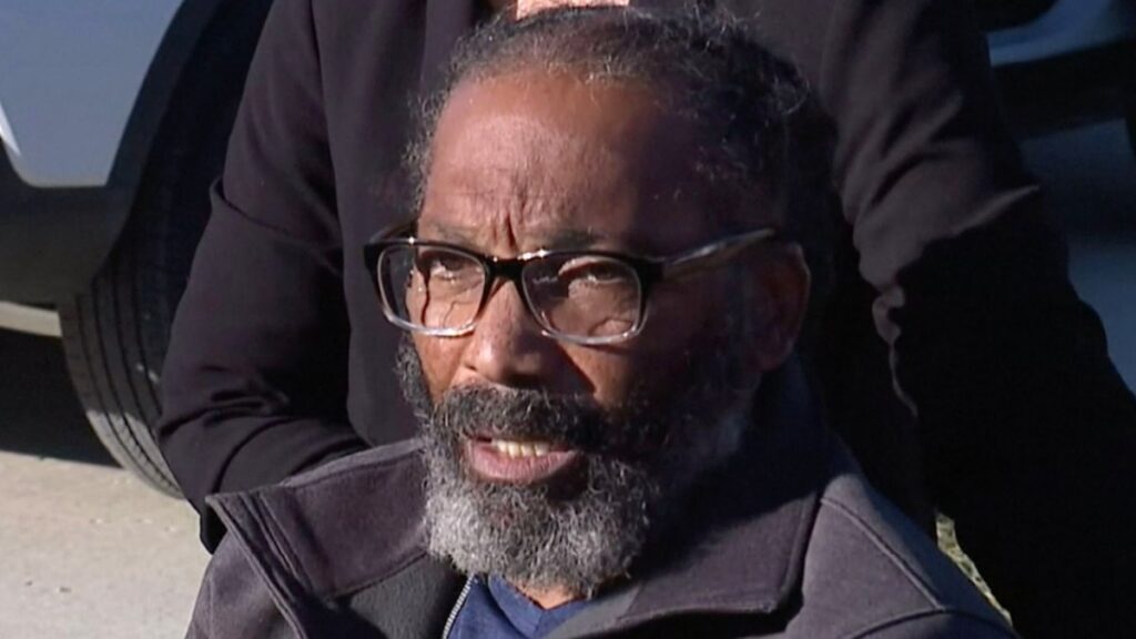 Condenado por asesinatos que no cometió, sale libre tras pasar 43 años en la cárcel