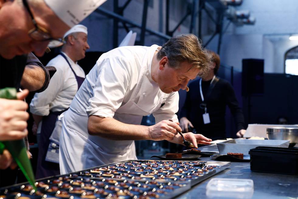 El chocolatero belga Pierre Marcolini prepara un postre en el Salón del Chocolate, en Bruselas.