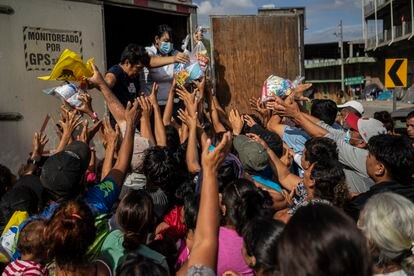 Grupos religiosos distribuyen alimentos en San Pedro Sula entre los afectados por las lluvias que golpearon Honduras en noviembre de 2020