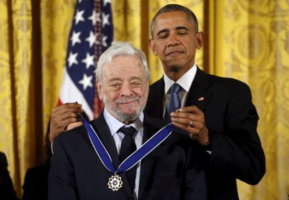 El presidente de Estados Unidos, Barack Obama, impone la Medalla Presidencial de la Libertad a Stephen Sondheim en 2015.