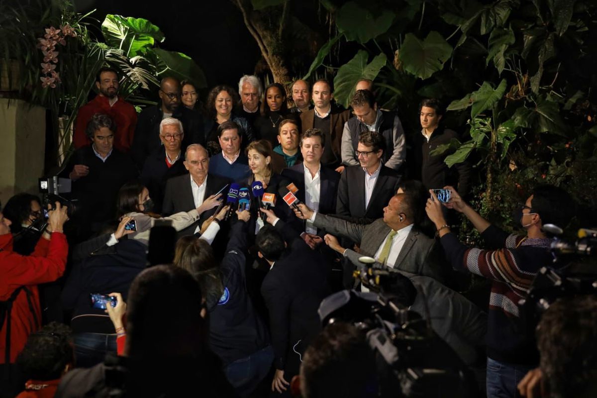 Los candidatos del centro en Colombia llegan a un acuerdo para ir unidos a las elecciones