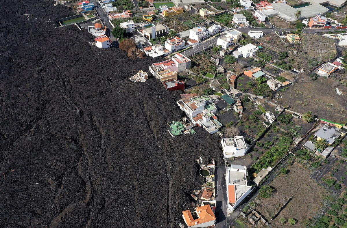 El volcán de La Palma reduce la emisión de lava, pero vuelve a amenazar el barrio de La Laguna