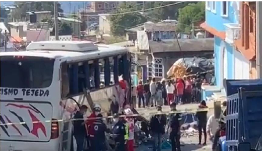 19 muertos: Camión de pasajeros choca contra vivienda, traía peregrinos que iban a Chalma