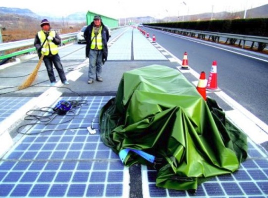Alguien robó una parte de la nueva carretera pavimentada con paneles solares de China menos de una semana después de su inauguración