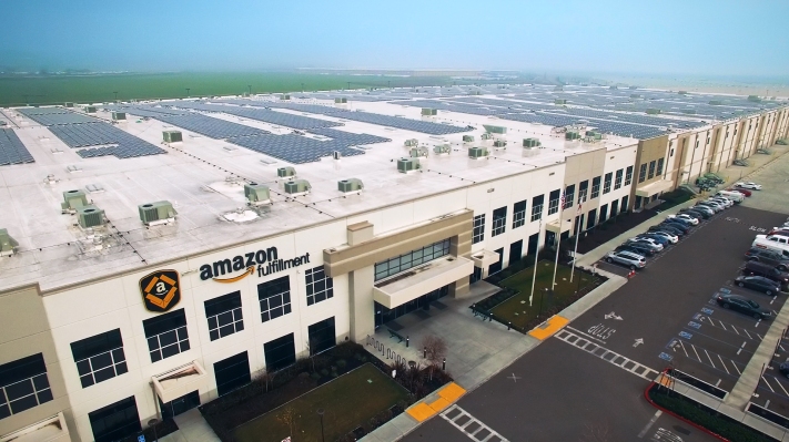 Amazon comienza la instalación solar a gran escala en azoteas en todos sus almacenes