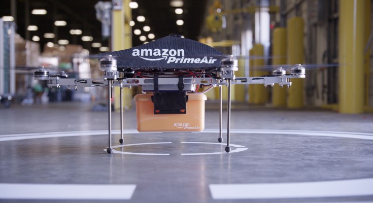 Amazon patenta un dron que ofrece una carga para encender vehículos eléctricos sobre la marcha