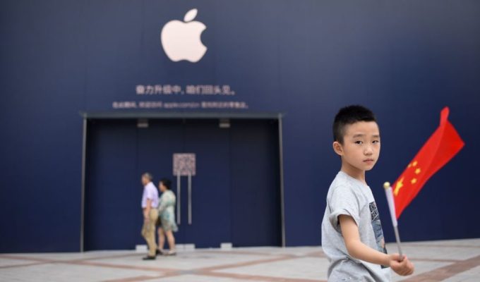 Apple dice que los iPhones siguen a la venta en China luego de una orden judicial