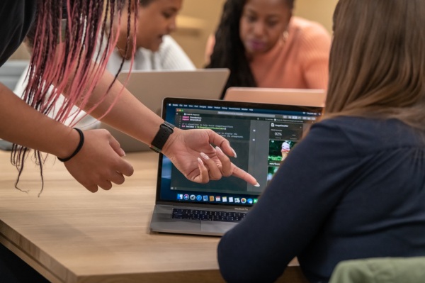 Apple lanza un programa de desarrollo de aplicaciones para mujeres emprendedoras