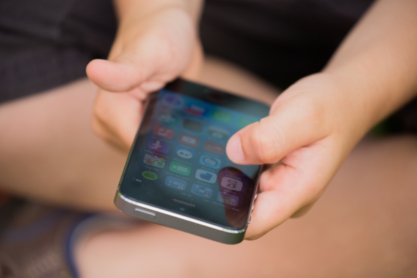 Apple restringe anuncios y rastreadores de terceros en aplicaciones de iPhone para niños
