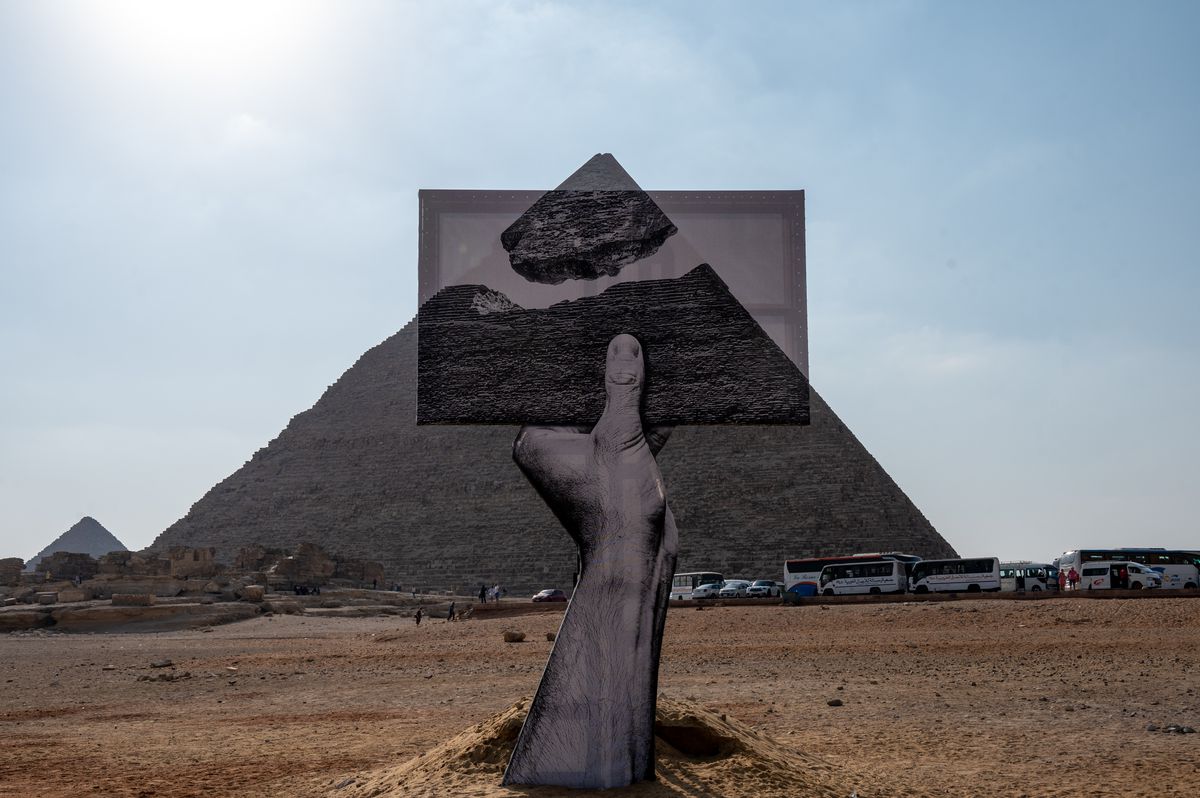 Arte contemporáneo frente a las pirámides de Guiza. Así cambian las vistas de los turistas