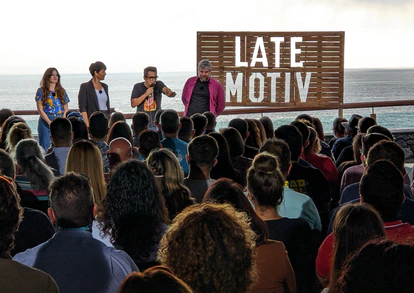 Andreu Buenafuente y parte del equipo de 'Late Motiv', durante la grabación de su programa especial en La Palma.