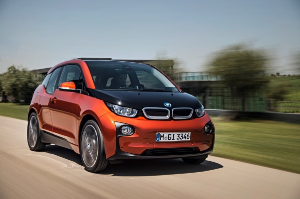 BMW dijo que acelerará los planes de vehículos eléctricos con la Serie 3, X4 y Mini