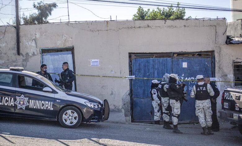Baja California: Detienen a tres personas que sacaban restos humanos de una casa en Tijuana